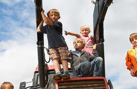 Ferien auf dem Bauernhof Eifel - Treckerfahren