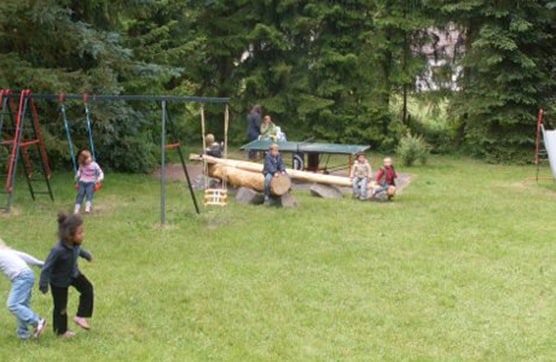 Kinder auf dem Spielplatz